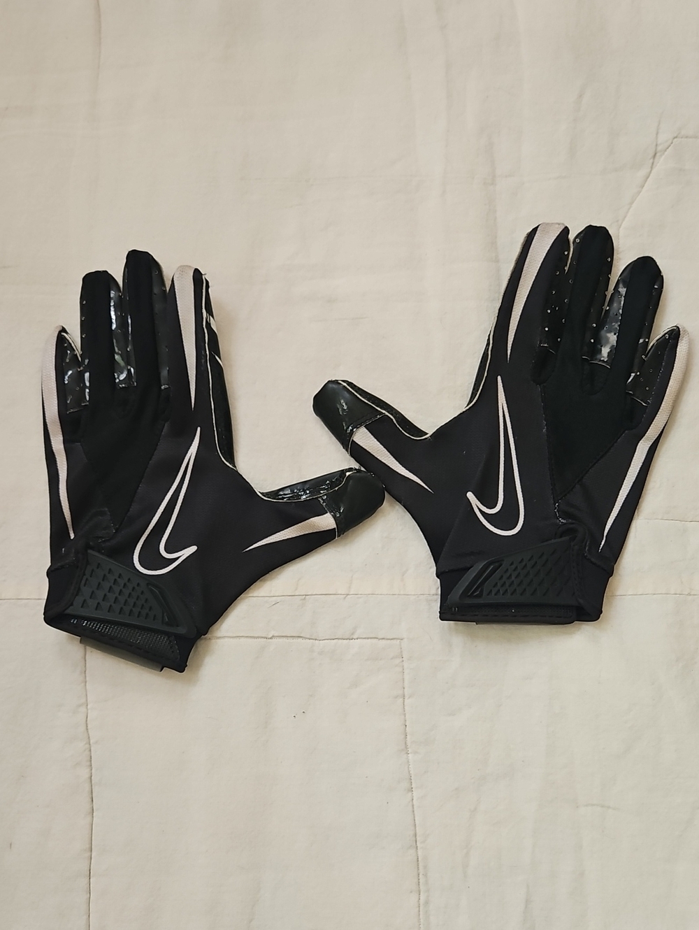 Nike Youth L Black Vapor Jet Football Gloves with White Swoosh Accents